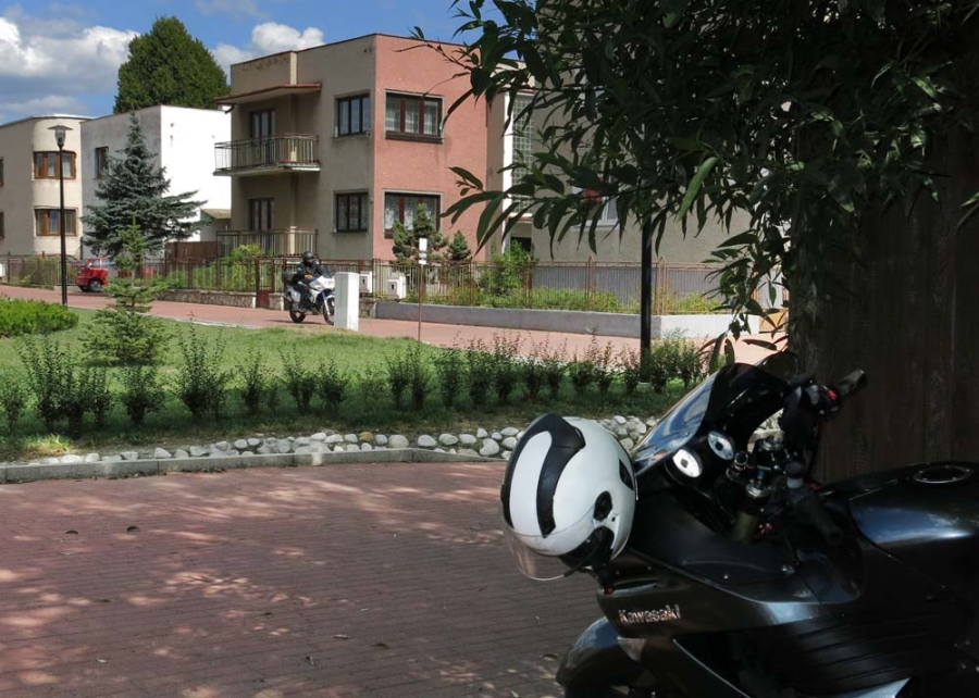 A motoros mindenhol motoros - bár semmilyen közös nyelvet nem beszéltünk, az arra járó szlovák motoros azonnal a segítségünkre sietett