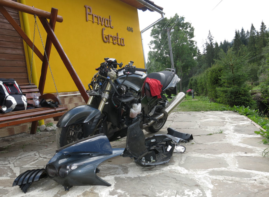 Még szállítás előtt szétkaptuk a gépet, hogy itthon már csak a hűtőt kelljen kivenni belőle