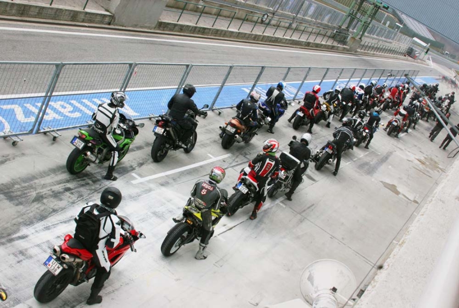 A következő szezonban ,ár jobb aszfalton és új, szélesebb rázóköveken száguldhatnak a motorosok