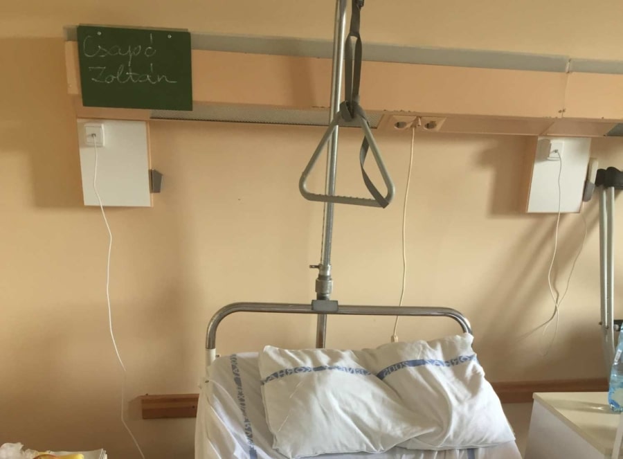 Igen, ott a nevem... Néhány napja még nem gondoltam volna, hogy egy kórházi ágy felett látom viszont...