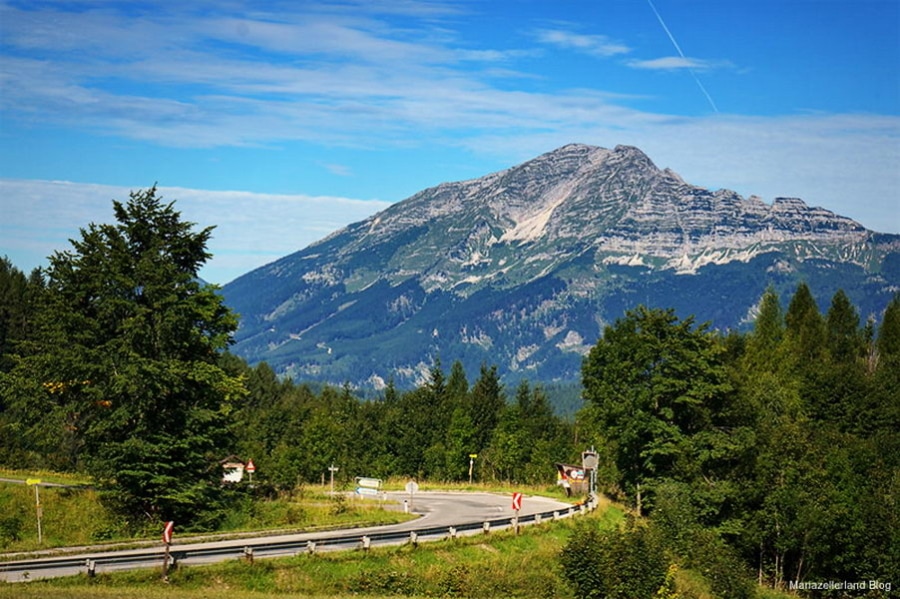 Látkép a Josefsberg-hágó egy részére, háttérben az Ötscher csúcsaival