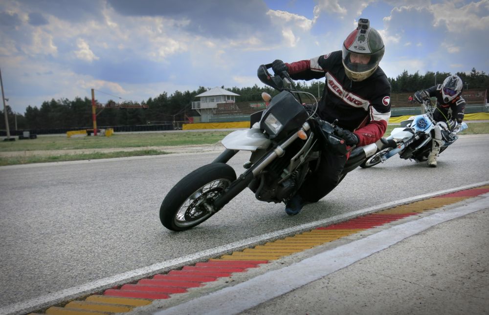 Néhány kör erejéig Koleszár "Balu" Balázs előtt-mögött motoroztam - sokat jelent így kezdésnek egy tapasztaltabb kolléga íveit, mozgását figyelni a nyeregből