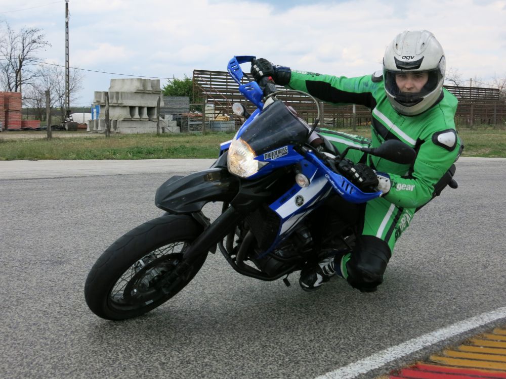 Hamar játszótársra leltem: az XT és lovasa hasonló tempóban falta a köröket, mint jómagam...