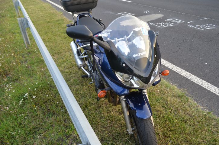 A motoros felelőssége is felmerült az ütközésben, ugyanis nem szabályosan, az álló autók között, hanem a záróvonalat átlépve, azok mellett haladt. Arról nem érkezett információ, hogy volt-e hely a kocsisorok között, hogy szabályosan előregurulhasson...