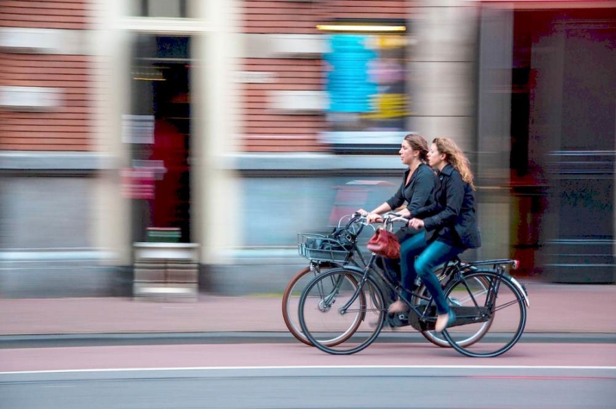 Nagyon magas hazánkban a kerékpárosok, gyalogosok és segédmotorosok által okozott személyi sérüléses balesetek aránya. Az incidensek 20,8 (!) százalékát okozzák a fenti kategóriák résztvevői - ezen változtatnának a most benyújtott javaslatcsomaggal