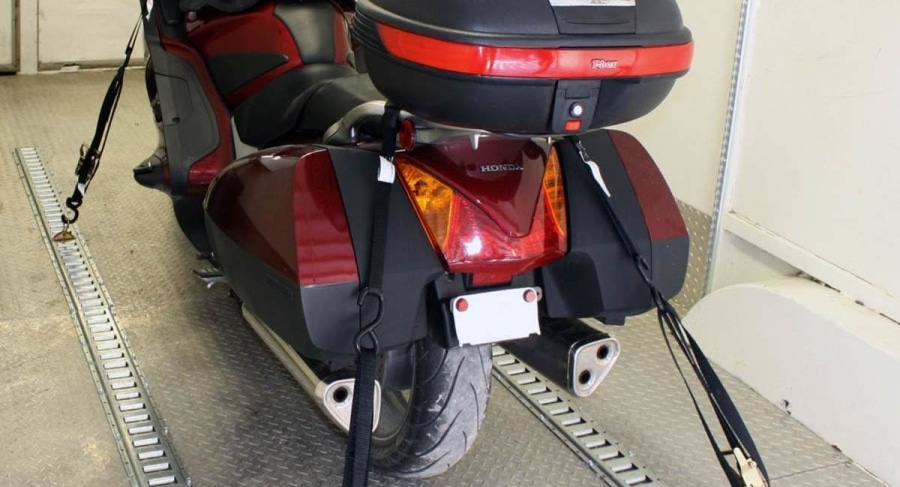A munka megkezdése előtt győződj meg róla, hogy a motor stabilan áll, mozgatás hatására sem tud feldőlni!