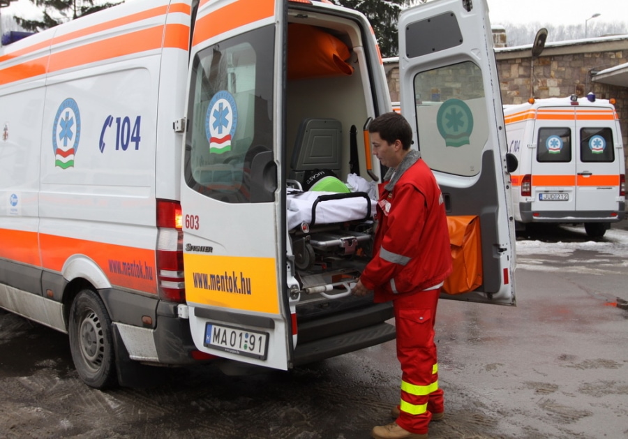 Ha bármilyen sérülés miatt kórházba kerülnél, havi 150-300 ezer forint közötti összeggel kártalanítanak, hogy kevésbé viseljen meg, hogy kiestél a munkából