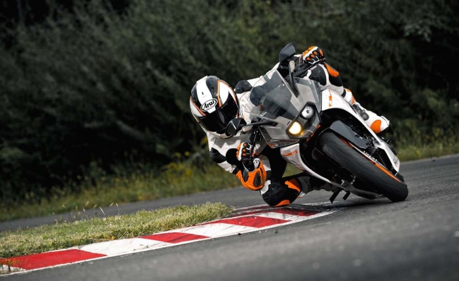 A sportmotor nem a töménytelen sok lóerő miatt hibás választás, hiszen ma már a csupaszgépek és a crossoverek is a 180 lovas határt ostromolják. A kompromisszummentes kialakítás a gyorsasági szegmens legfőbb előnye és egyben legfájóbb hátránya is - ki honnan nézi ugye...