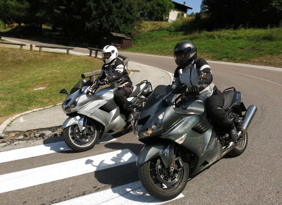 A Ledro-tó és környéke ideális helyszín a motorozásra és a gumitesztre is