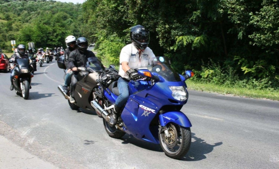 Közel negyvenfokos kánikulában és fagypont alatt, hófödte hegyekben is motoroztunk, de - ahogy azt egy túragumitól elvárja az ember - a Metzeler mindenhol helytállt. Igazán megérdemli a sokoldalú jelzőt 