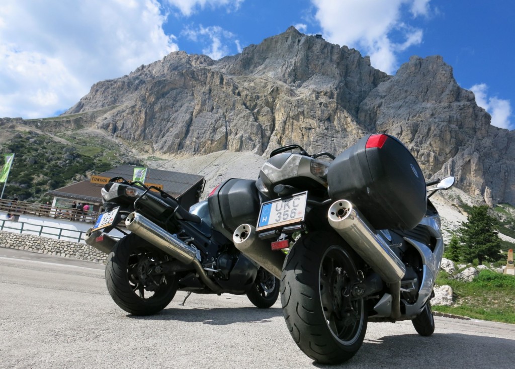 A kategória egyik legerősebb párosán vallattuk a Bridgestone és a Michelin túragumijait. Mindkettő jól szerepelt, kilencezer kilométer feletti tartóssággal, azonban a Pilot Road 3 futásteljesítmény és szubjektív benyomás alapján is jobbnak bizonyult a Bridgestone T30-nál.