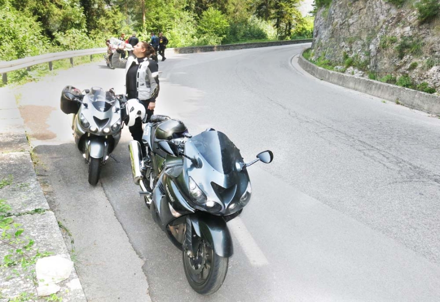 Gyakran két-három óra motorozással haladtunk száz kilométert, ami sokat kivett belőlünk. Legalább 70-80 percenként meg kellett állnunk fújni egyet és pótolni az elvesztegetett folyadékot.