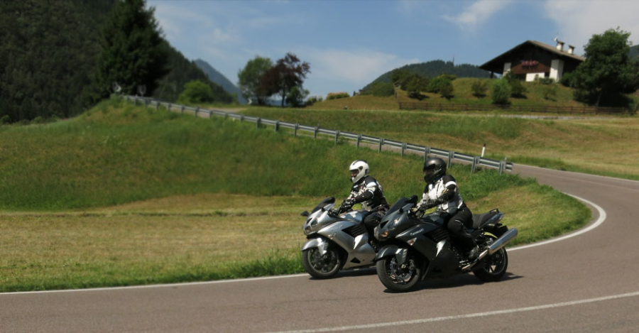 Kanyarok és kanyarok egész álló nap - ez egy igazi motorosparadicsom!