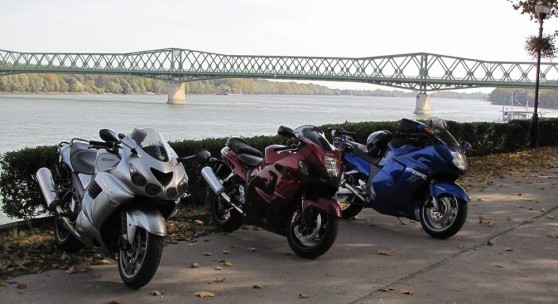 Jó társaságban: egyértelműen a Hayabusa és a ZZR1400 ellenfele volt a CBR1100XX, egészen az új VFR bemutatásáig. Egyesek szerint - a VFR-től függetlenül - még mindig ez a valódi ellenfél...