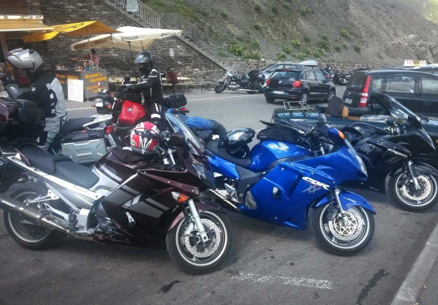 Erőgépek társaságában: nem spóroltunk a tempóval, s nem is tehettük, mert a Stelvio meglátogatása  - bár csak kétszáz-háromszáz kilométerre volt -, oda-vissza egy egész napot elvitt