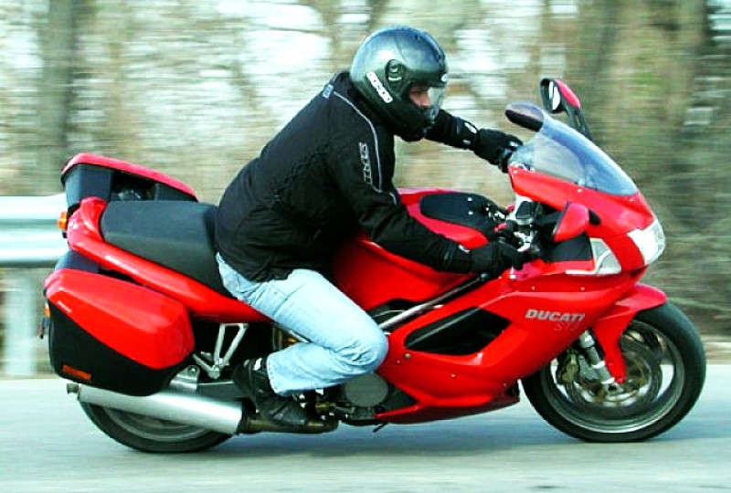 ...viszont a Ducati sem éppen egy chopper. Javaslom, előbb gondold át alaposan, mit szeretnél, és utána kezdj konkrét motort keresni.