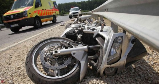 Ahogy a motorosok, úgy ssajnos a rendőrök/mentők előtt sem ismeretlen a zalai 76-os út... A kép egy júniusi balesetnél készült, ugyanezen az útszakaszon (fotó: Pezzetta Umberto)