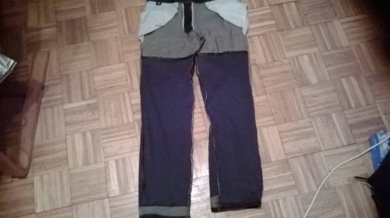 A fent említett sima farmerbe belülről egy varrónővel egy plusz réteget varrattam, az alábbi képeken látható módon