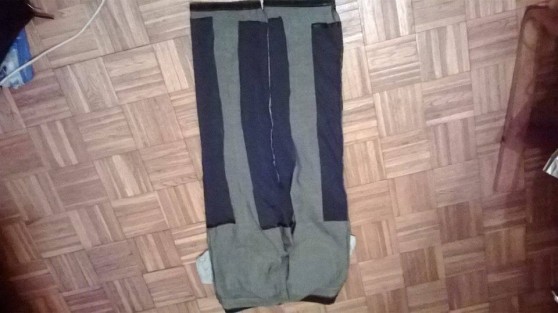 Hátul nem ér össze a belső réteg, így könnyebb benne a mozgás