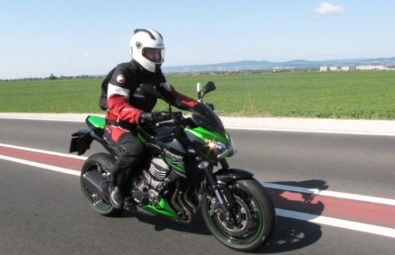 Csomagtér egy szál se, a hátizsák - sajnos - kötelező tartozék a túrán... Ettől még persze igen jó vas a Z800, hamarosan el is mesélem, milyen