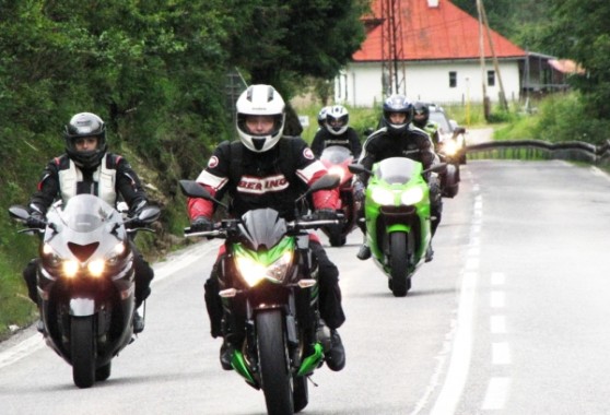 Cippzár alakzat, kellemes tempó, a tükröt is csak néha kell bambulni, hisz' mindenki tudja a dolgát. Jelesre vizsgázott a csapat emberségből, s motoros tudásból egyaránt