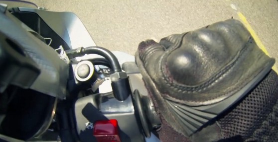 Ún. "négyujjas" fékezés, ilyenkor a gázt mindössze a hüvelykujjunk érinte, egyéb támasz nélkül. A motorosokat megosztja a négy- és kétujjas technika - erősebb motorokon az utóbbit szokták preferálni
