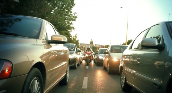 A Motorozz ésszel alkotói szerint szabálytalan, ha a sávok jobb vagy bal szélén csorgunk előre, s kizárólag a sorok közötti araszolás a járható út. Nos, a törvény a következő módon rendelkezik: "előre sorolás céljából kétkerekű motorkerékpárral, illetve kétkerekű segédmotoros kerékpárral az álló járművek mellett, vagy azok között ... szabad előrehaladni"
