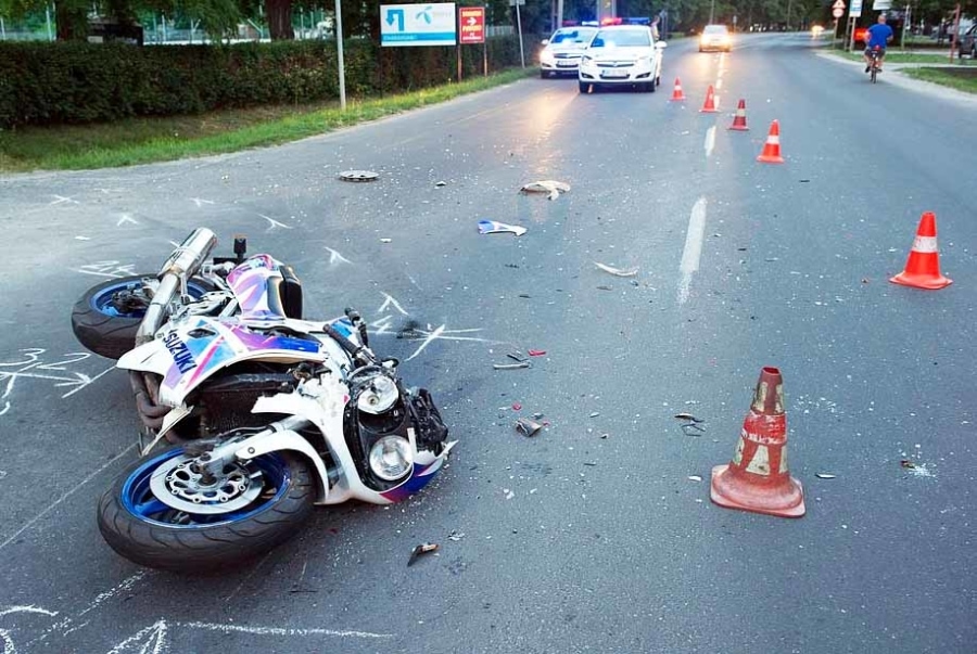 Ezer meg egy oka lehet a motorbalesetnek, de egy vonásuk mégis közös: ha már helyszínelésre kerül sor, minden bizonnyal jogi segítségre is szükséged lesz (Kép: Lakatos Péter/MTI)