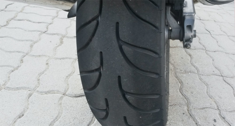 Csaknem hat milliméter mély és kimondottan széles barázdák - ilyen mintázattal gyerekjáték a motorozás esőben