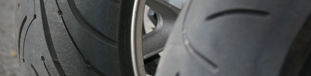 Az egy- és többkomponensű gumik közötti különbség: a Bridgestone BT014 (jobbra) alig háromezret futott, míg a Michelin Pilot Road 3 közel négyezret, mégis utóbbi fest (sokkal) jobban. A mai, tartós gumik gyakran 3-4 szezont is kibírnak egy motoron, de ettől még az időszak vége felé is használhatók