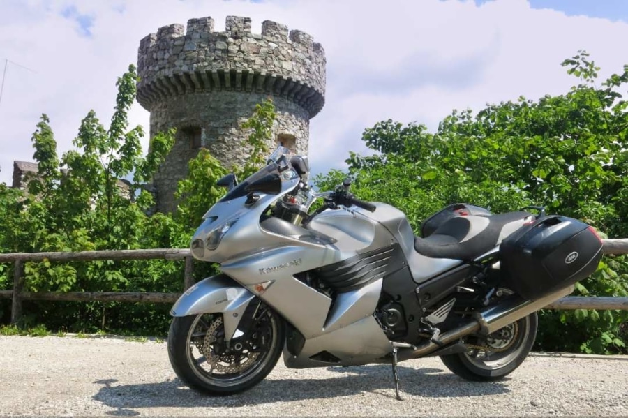 Igen, még murván is jártunk vele, nem mintha ez alapkövetelmény lenne egy pályacélú abronccsal szemben... Mindenesetre egy utcán használt sportmotorral bármi megeshet, és ehhez a guminak is igazodnia kell