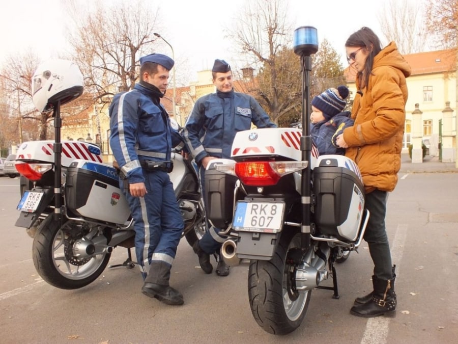 Néhány vidám perc a kórházi mindennapok után - Ádám a rendőrmotoron