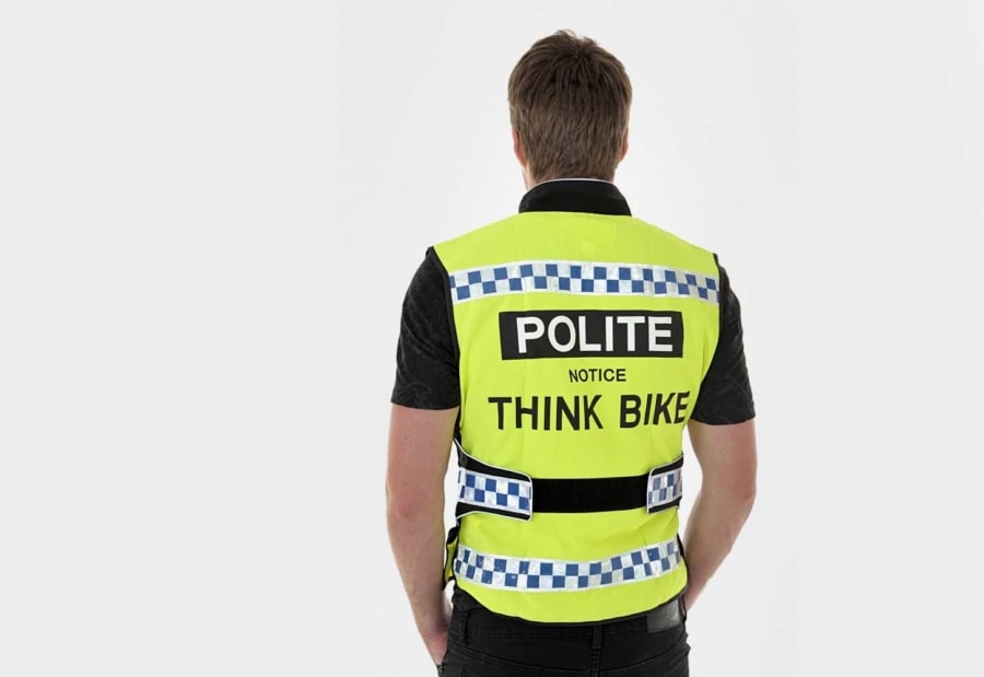 Udvarias felhívás: gondolj a motorosokra! - áll a briteknél népszerű, fényvisszaverő mellény hátán. Most azért kampányolnak a miniszterelnöknél, hogy ne viselhessenek ilyet a kétkeréken közlekedők