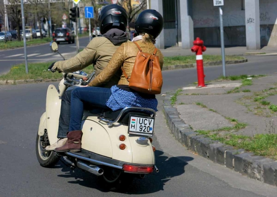 Bár az egyre melegebb idő könnyelműségre csábíthat, de ne engedj: a kánikulában is viselj motorosruhát, s ha tényleg elviselhetetlen a forróság, szerezz be hálós, jól szellőző, de protektoros holmikat!