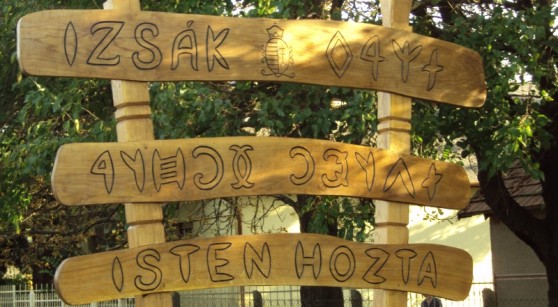 Rendhagyó helységnévtábla Izsákon