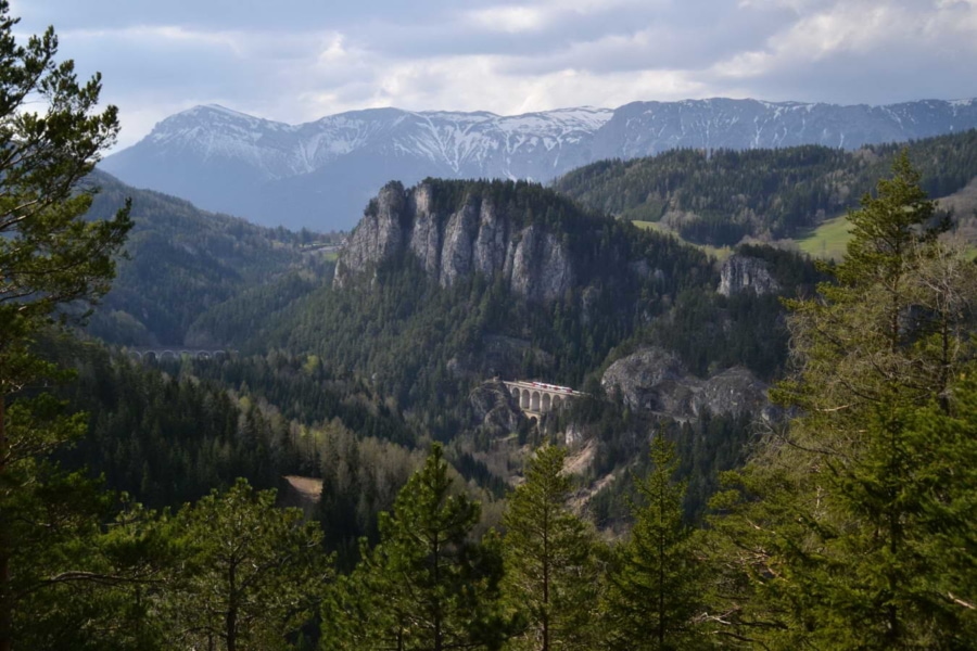 Ilyen festői panoráma tárulhat az elé, aki a Semmering környékén kirándul. A fotó a kilátóhoz vezető útról készült, lent a Semmeringbahn legszebb szakasza látható (kép forrása: vonattal-termeszetesen.blog.hu)