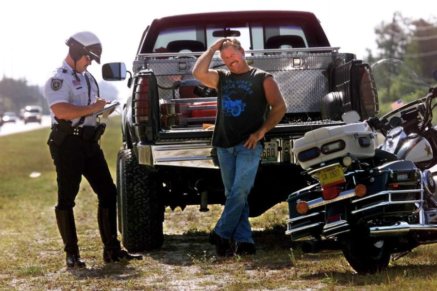 A rendőrnek már nem kéne az út szélén strázsálnia, a rendszer automatikusan küldené a csekket minden vadabb motorozásod után. Persze, meglelné a lopott gépeket is, de ez még nem indok arra, hogy Big Brother ház legyen a körútból...
