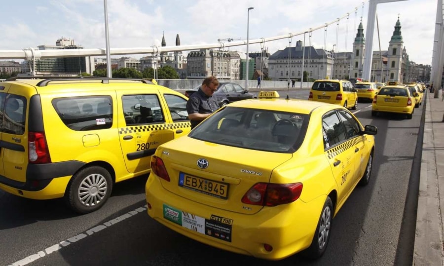 Egy sáv lezárása demonstráció, kettőé pedig egyszerű szívatás - köszönjük minden résztvevőnek...