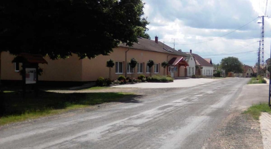 Messziről semmi különös, de alaposabban megnézve végig apró szemű kavics és homok fedi az utat