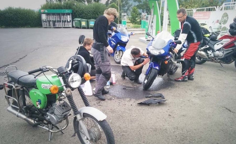 Ha azt mondom, hogy megcsinálom, akkor úgy is lesz! Rögtönzött hűtőjavítás a parkolóban