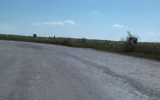 Nagyjából ennyi látszik a kanyarból a bejáratnál, eddig nincs is semmi gáz...