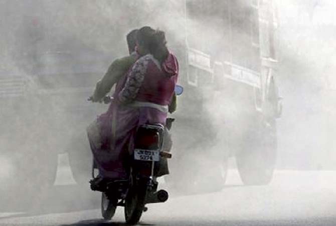 Drasztikusan szigorodnak a motorok emissziós előírásai is, pedig aligha a kétkerekűek a baj legfőbb forrásai... (kép: mid-day-com)