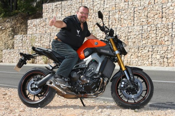 Az arcomra volt írva, mennyire élveztem a motort, de azért egy részletes kérdőívet is kitöltettek velem a menetpróba végén